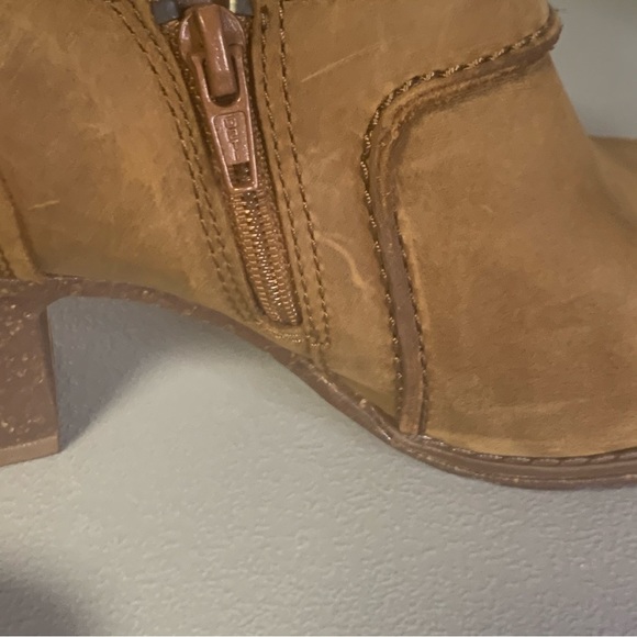 Clarks Sashlin Aleta Ankle Heel Boot - dark tan leather - New in box - Picture 11 of 11